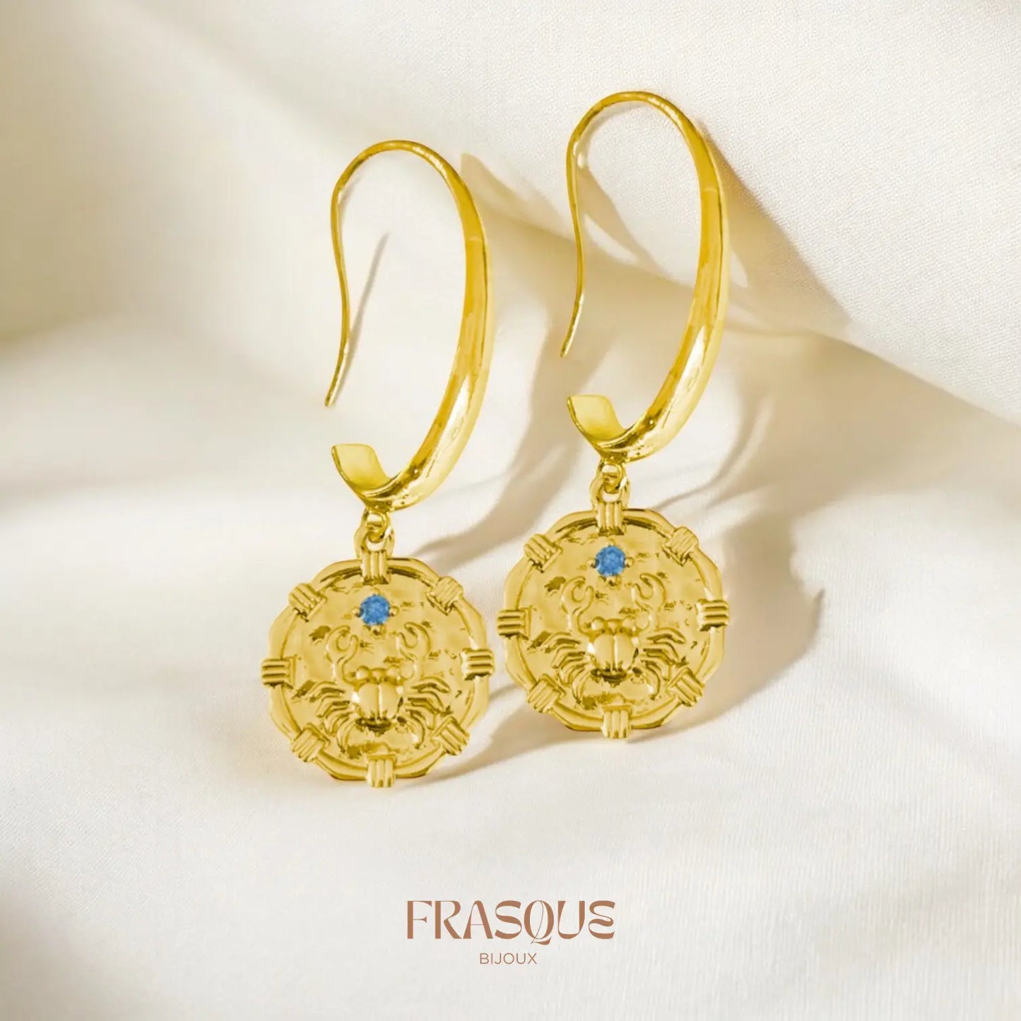 Boucles d'oreilles allongées dorées à médaillon océan - Impertinente Frasque Bijoux