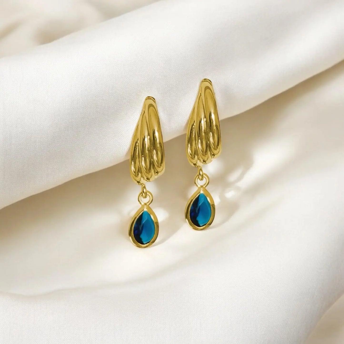 Boucles d'oreilles créole torsadée et goutte cristal - plaqué or - Audacieuse Frasque Bijoux