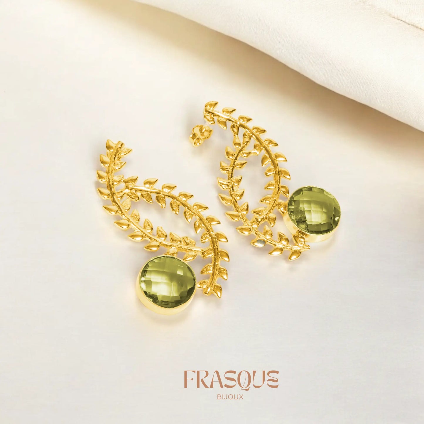 Boucles d'oreilles dorées à feuillage et pierres cristal vertes - Précieuse Frasque Bijoux