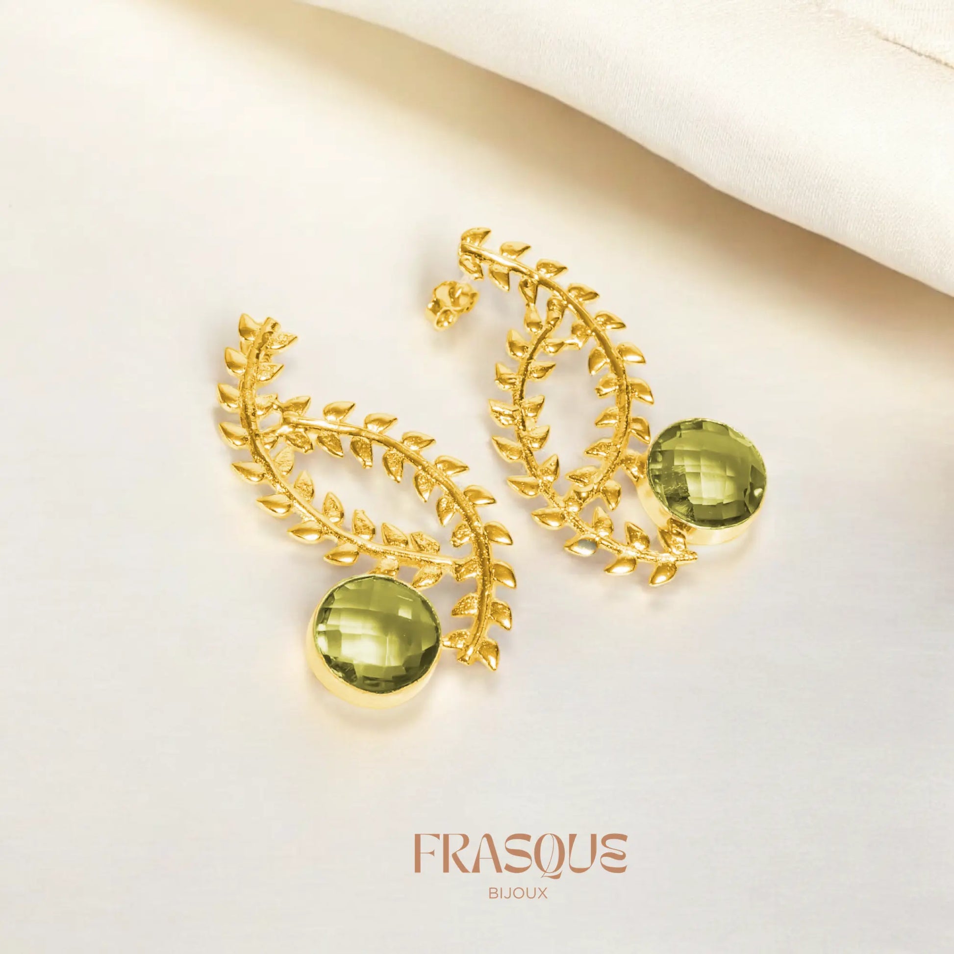Boucles d'oreilles dorées à feuillage et pierres cristal vertes - Précieuse Frasque Bijoux