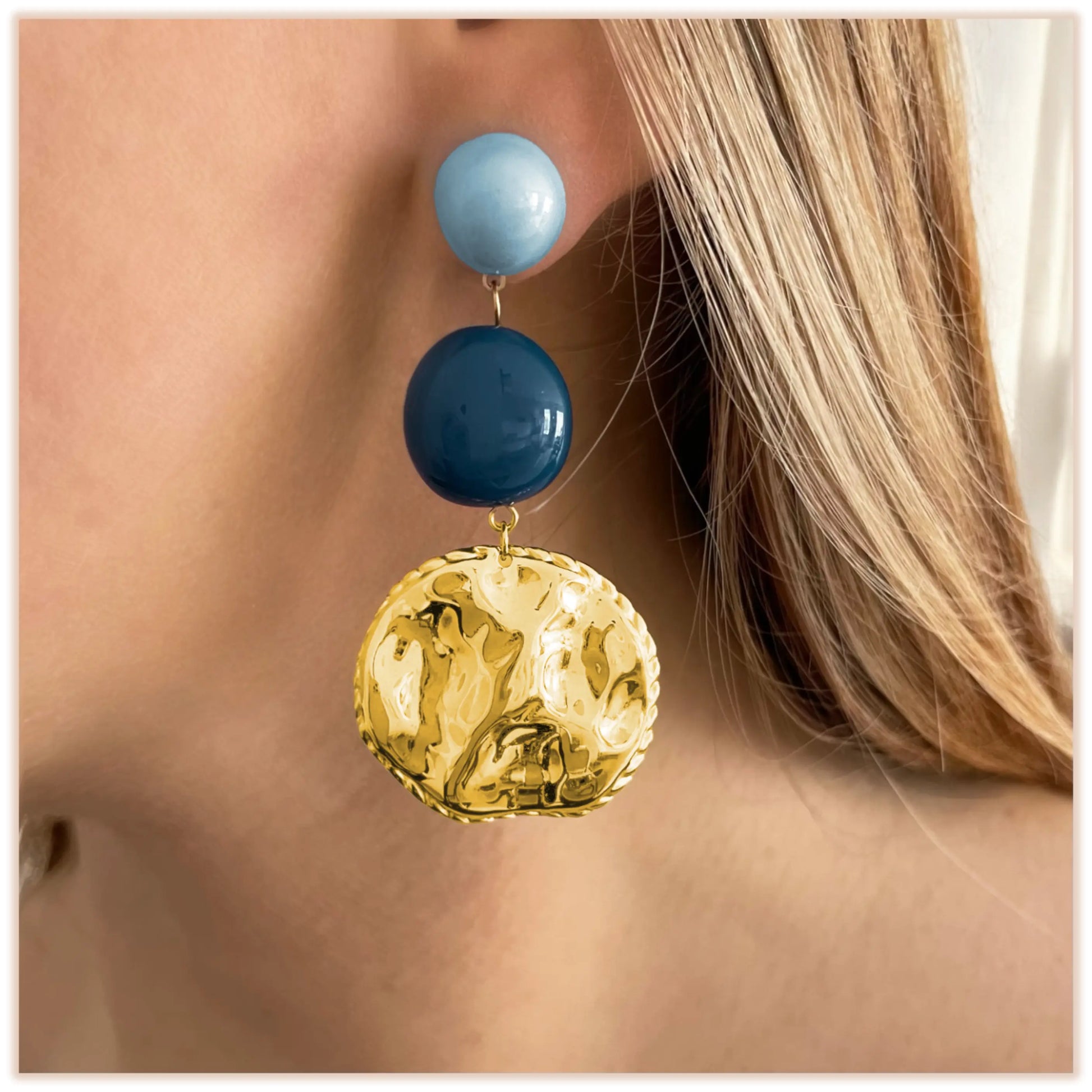 Boucles d'oreilles dorées pendantes à pierres bleues - acier inoxydable - Cléo Frasque Bijoux