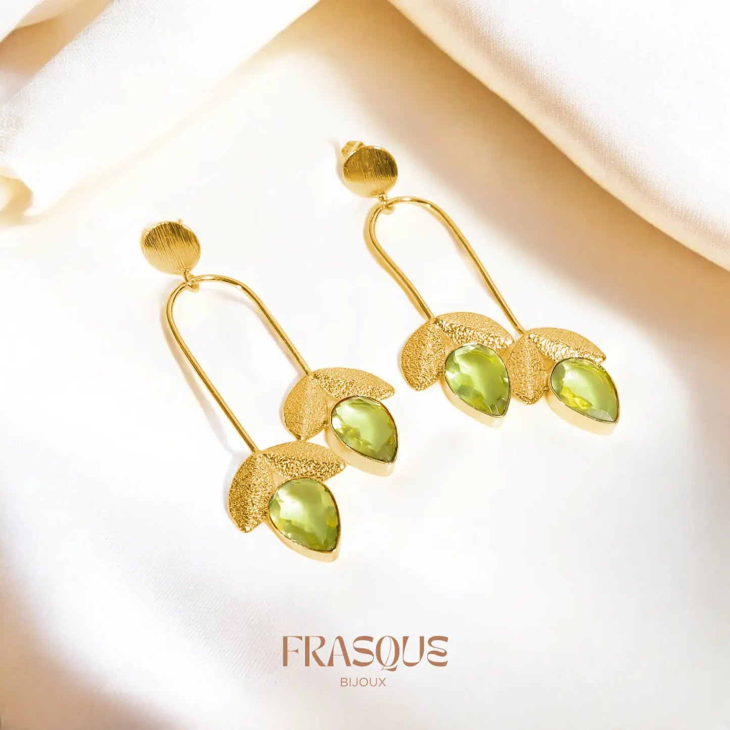 Boucles d'oreilles pendantes dorées à feuilles et pierres cristals colorées - Attachante Frasque Bijoux