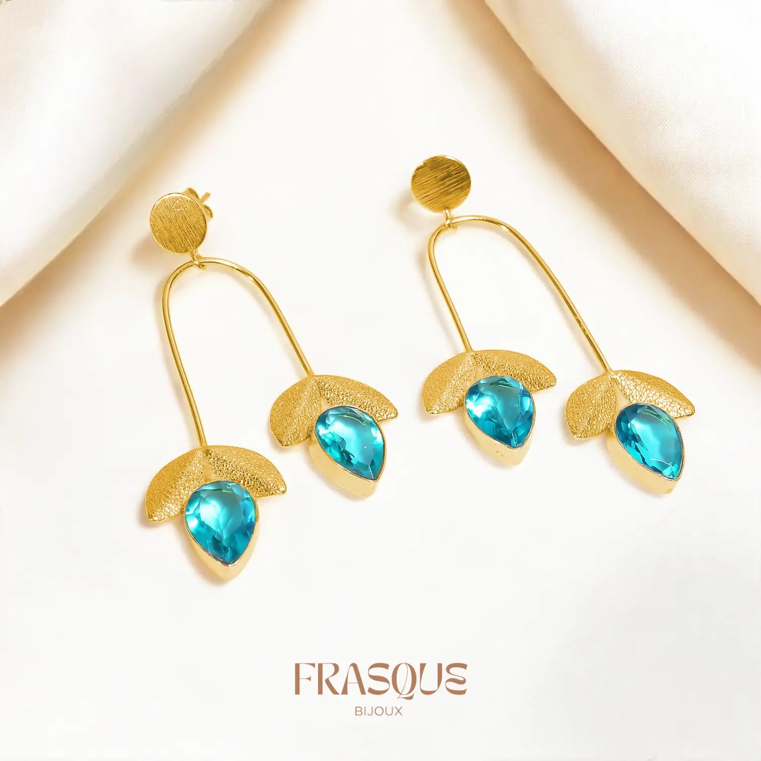 Boucles d'oreilles pendantes dorées à feuilles et pierres cristals colorées - Attachante Frasque Bijoux