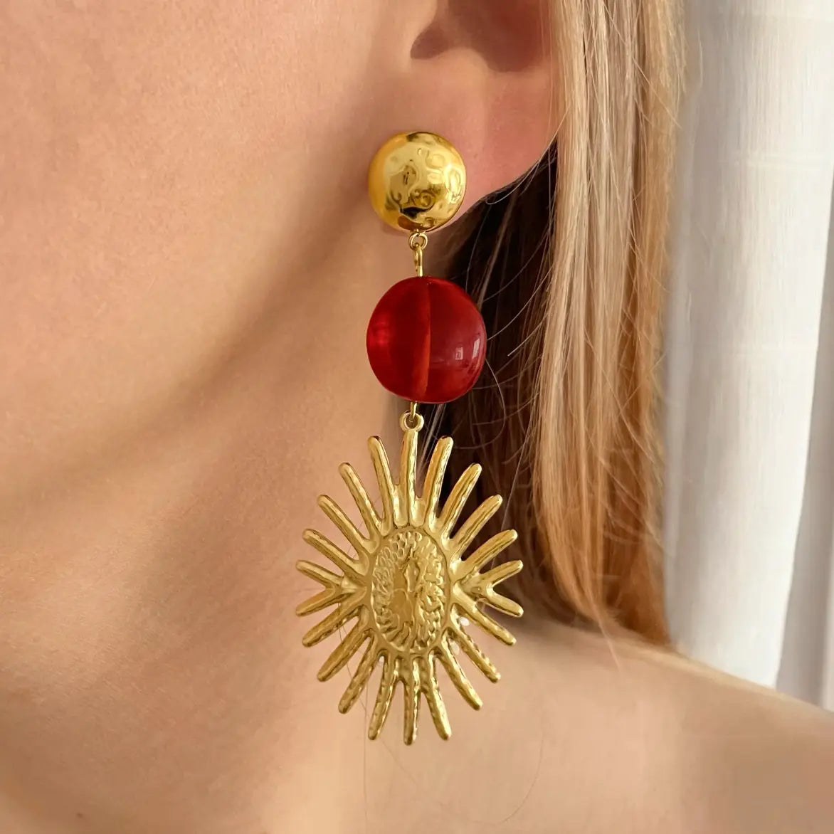Boucles d'oreilles soleils martelés et perles rouges - acier inoxydable - Juliette Frasque Bijoux